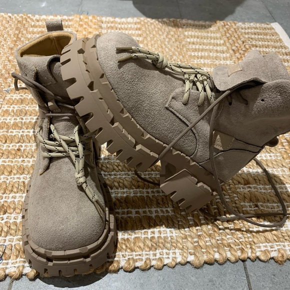 Cutest boots ever - Picture 2 of 6